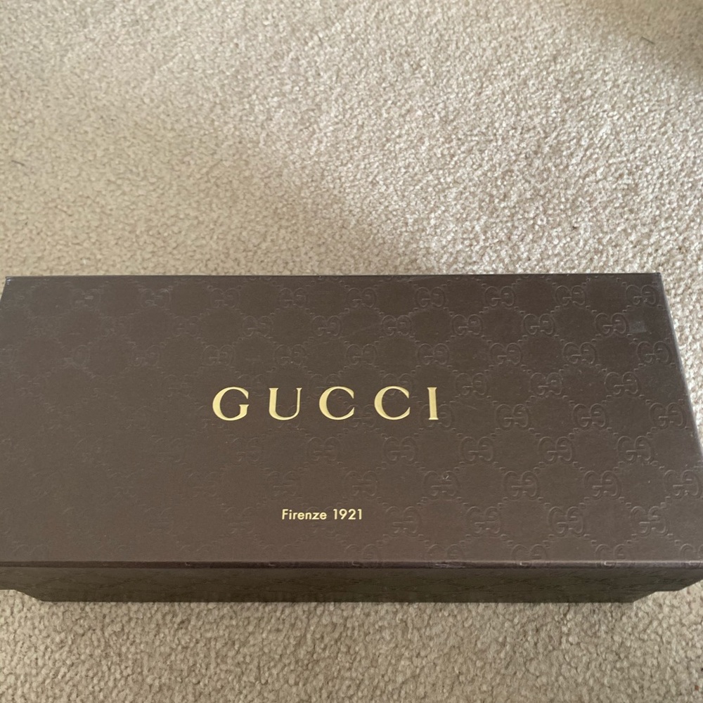 Gucci flat open toe shoe